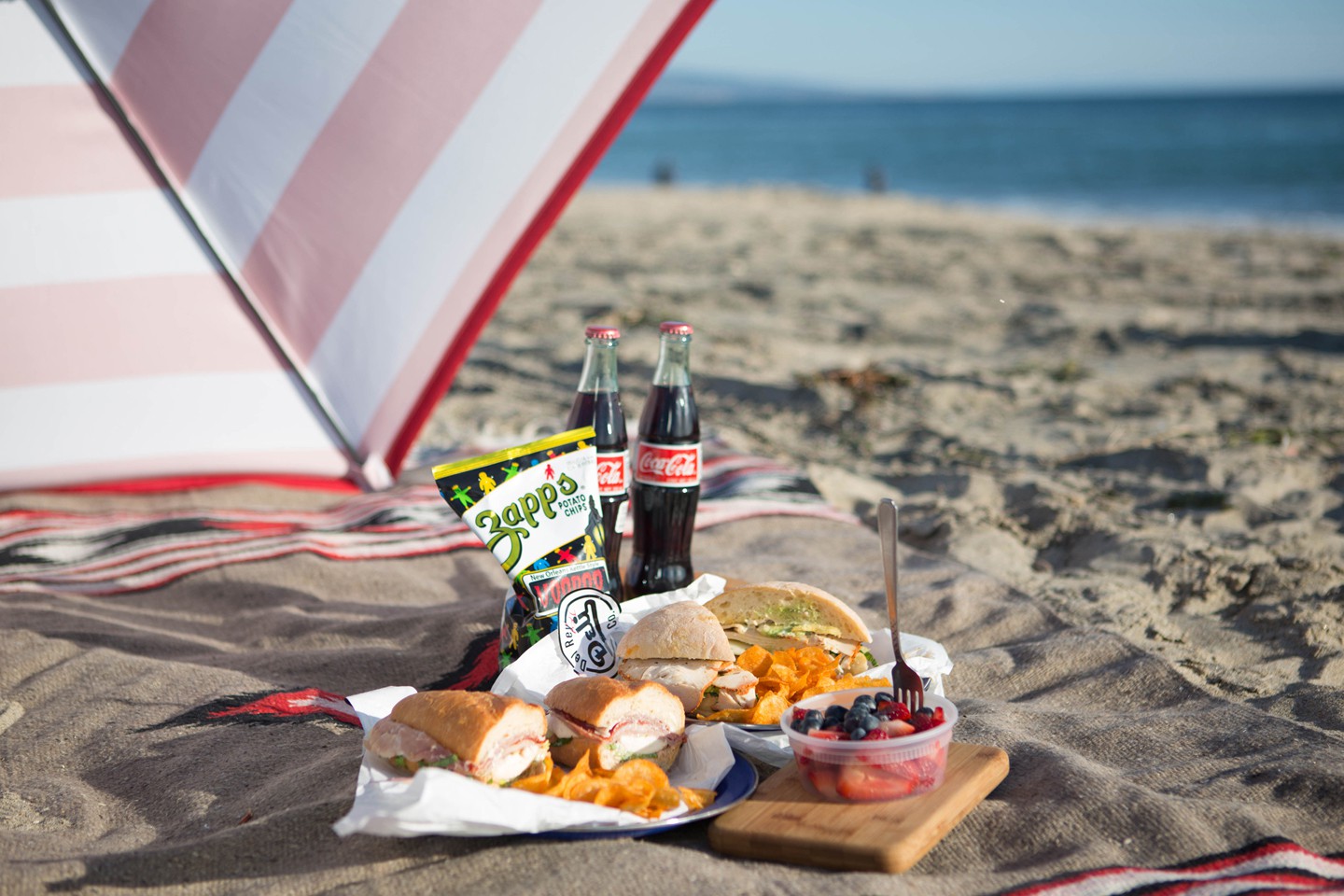 Пикник с яблоками на песчаном пляже