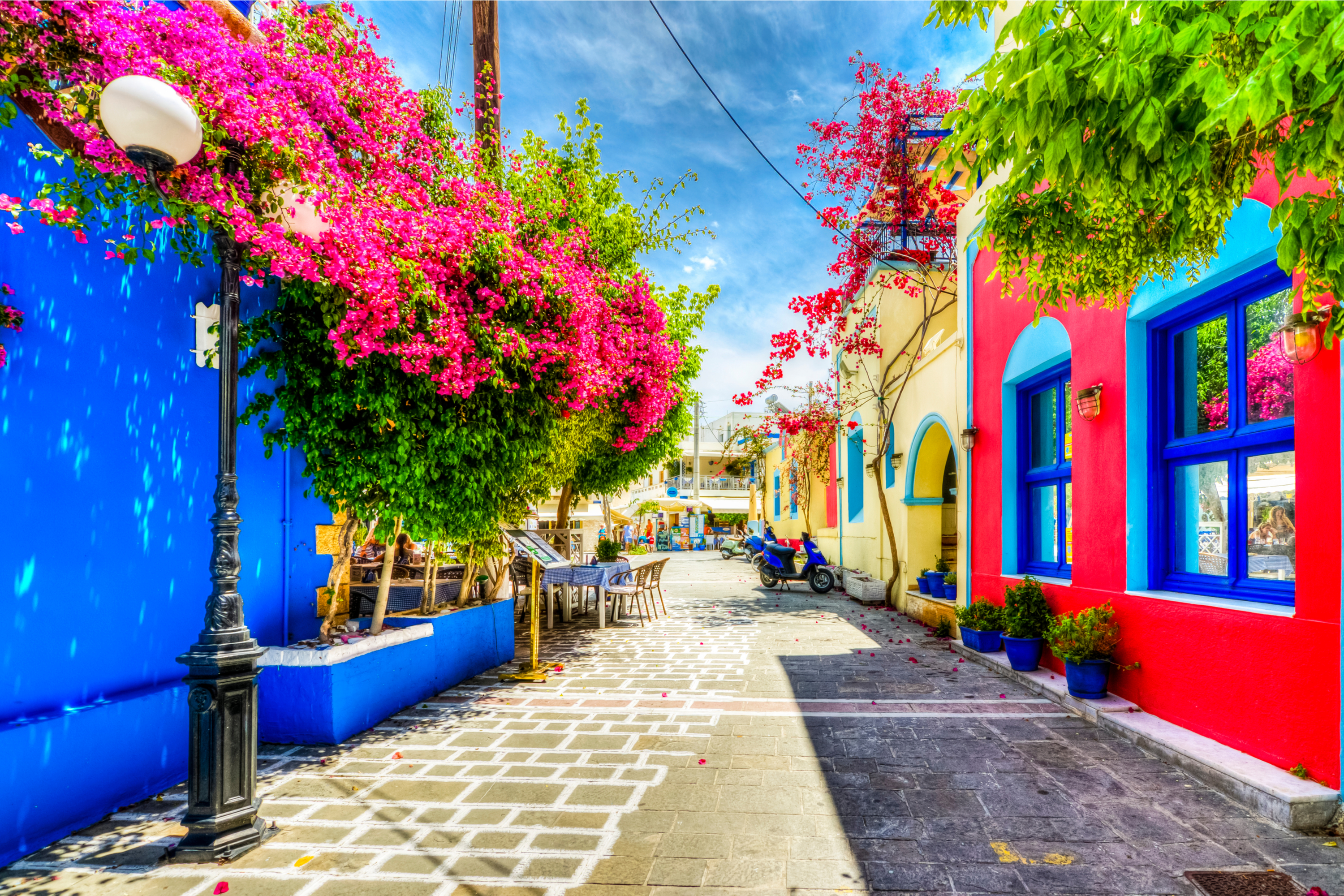 Flower streets. Кефалония Греция улочки. Греция улочки Санторини. Кефалония остров городские улочки. Улочки Греции фрески.